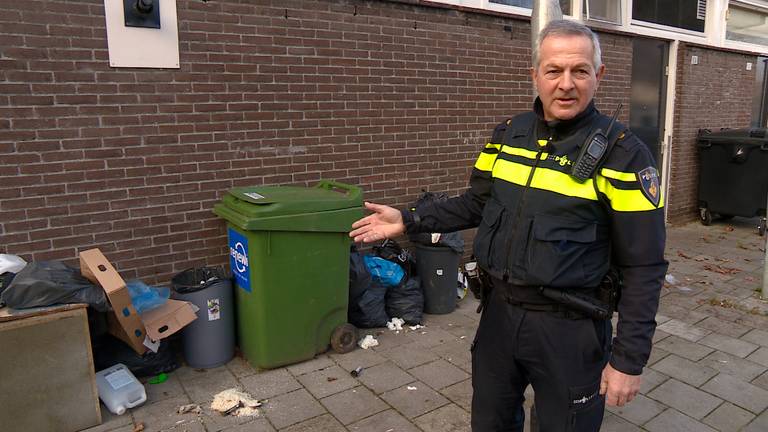 Wijkagent Cees komt afval tegen op het Verdiplein in Tilburg.