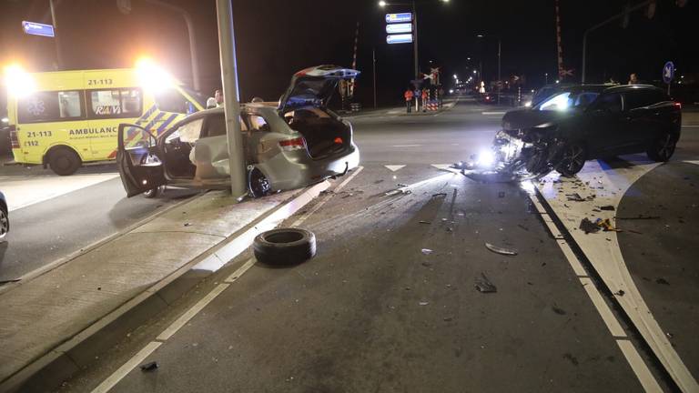 Het ongeluk zorgde voor een ravage op de kruising. (Foto: SQ Vision Mediaprodukties)