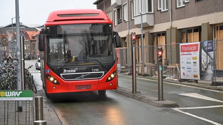 De bus is tegen het automatische paaltje gebotst (foto: Tom van der Put/SQ Vision Mediaprodukties).
