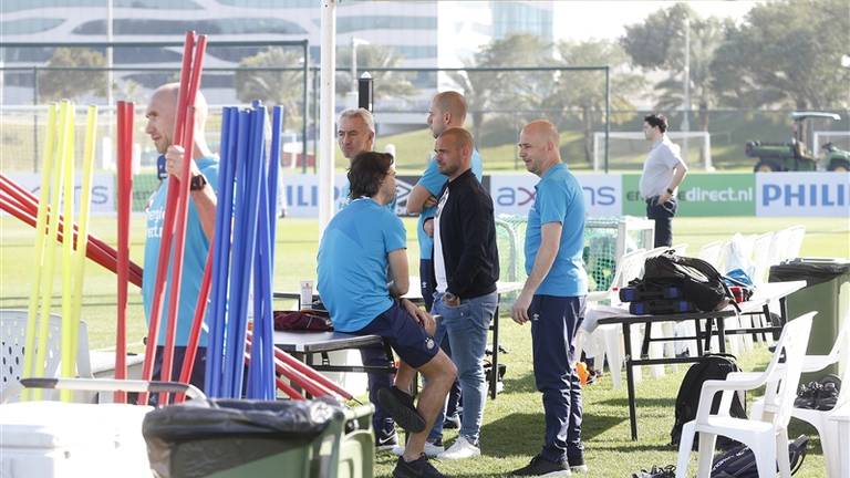 Wesley Sneijder in gesprek met Bert van Marwijk en John de Jong. Foto: VI Images.