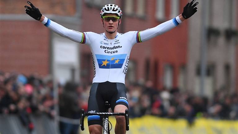 En dat is honderd. Van der Poel komt in Gullegem over de streep. Foto: VI Images.