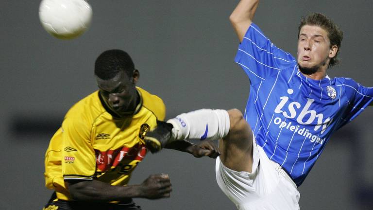 Den Bosch-speler Charlie van den Ouweland in 2005 in duel met Roda-speler Pa Modou-Kah (foto: ANP).