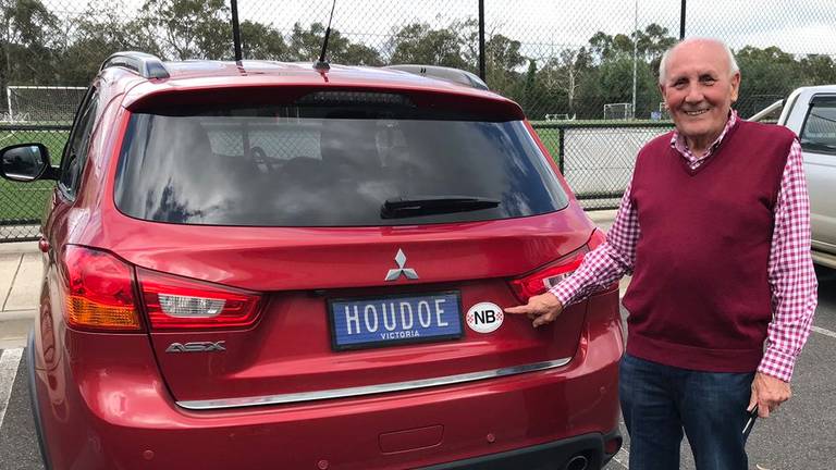 Vol trots toont Michael Gijsberts zijn Australische auto: 'Houdoe'. (Foto Twitter: @joost_fishbook)