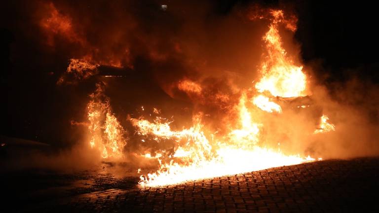 In Oss gingen twee auto's in vlammen op. (Foto: Gabor Heeres/SQ Vision)