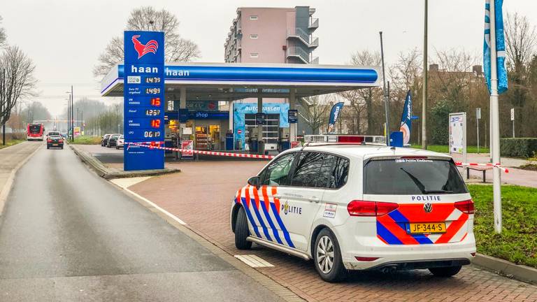 De politie doet onderzoek rond het tankstation.(Foto: Sem van Rijssel/SQ Vision)