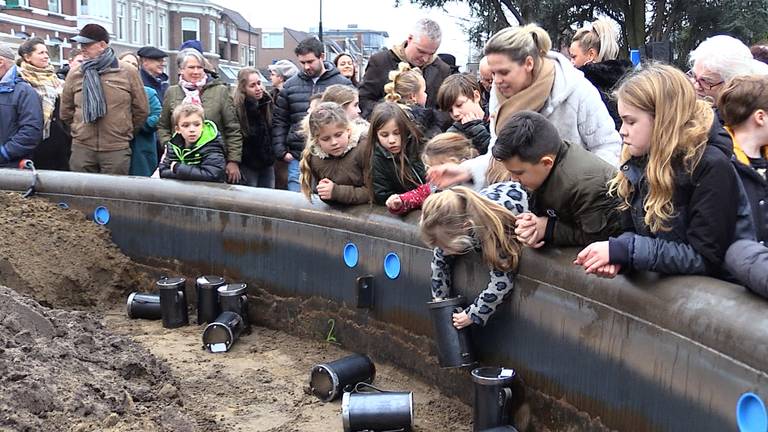 Kinderen begraven hun speelgoed in bronzen Emmers. (foto: Raymond Merkx).