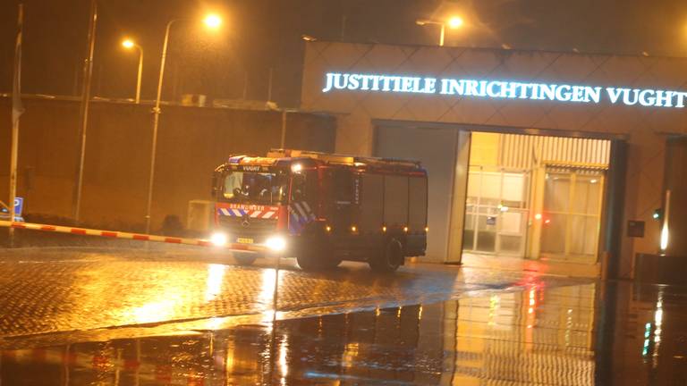 Drie brandweerwagens werden opgeroepen bij een brand in een cel in de PI Vught. (Foto: Bart Meesters.)