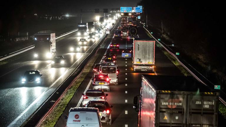 Stilstaan op de A67 door een vrachtwagen met pech (foto: Rob Engelaar)