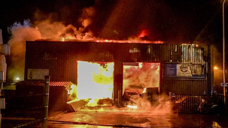 Er is een grote brand uitgebroken bij garagebedrijf Van Nu! in Eindhoven (Foto: Danny van Schijndel).