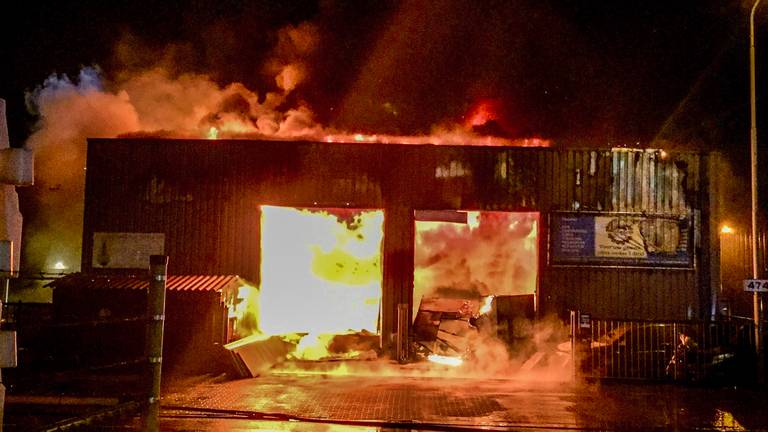 Er is een grote brand uitgebroken bij garagebedrijf Van Nu! in Eindhoven (Foto: Danny van Schijndel).