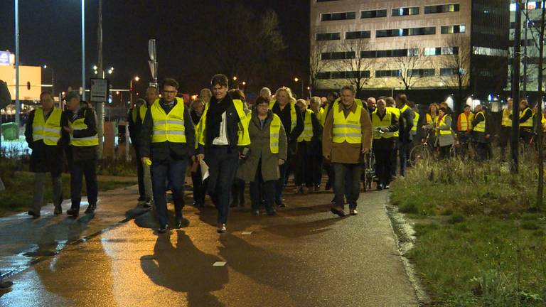 De stoet van 'gele hesjes' in Breda (foto: Raoul Cartens)