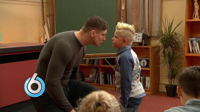 Seph doet samen met Rico Verhoeven een 'staredown'