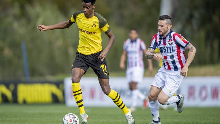 BVB-spits Alexander Isak (links) aan de bal, dat hem aan Willem II verhuurt.