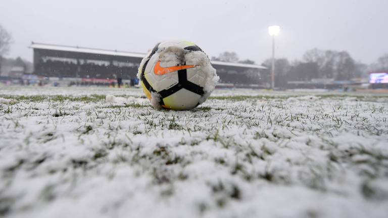 Sneeuw maakt voetballen in Dordrecht niet mogelijk. (Archiefbeeld VI Images)