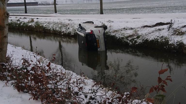 Een auto is in de sloot beland in Geffen.