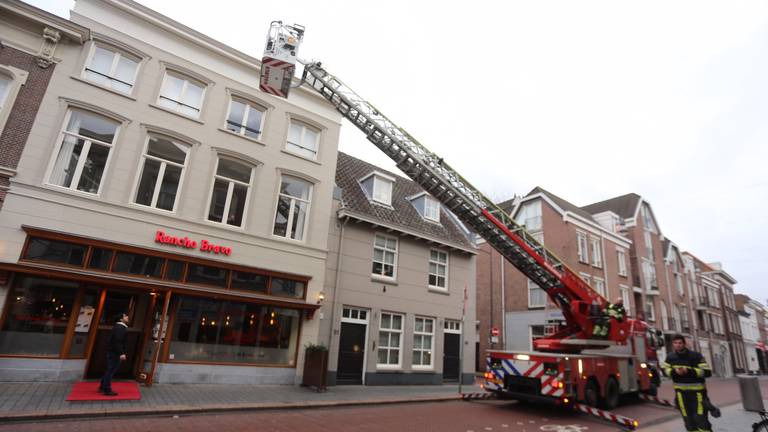 De burgemeester werd met een hoogwerker uit zijn appartement gehaald (foto: Bart Meesters/Meesters Multi Media).