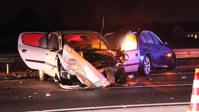 Een BMW raakte in een slip, vier auto's betrokken bij kop-staart botsing op de A58 (foto: Renato Hermsen/De Kort media).