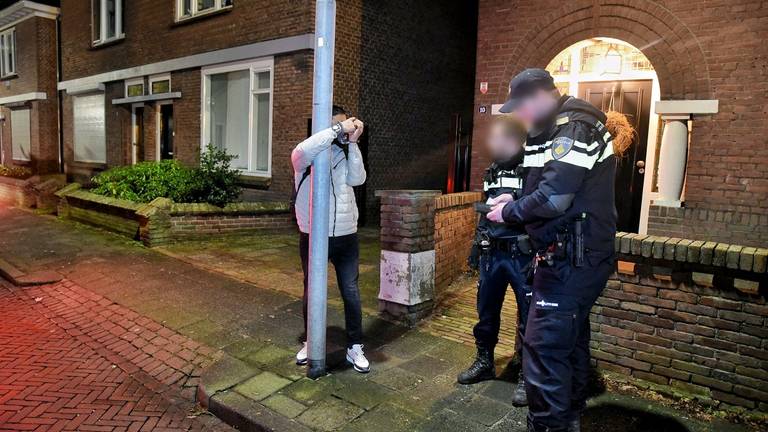 De verdachte vastgebonden aan een paal in Oisterwijk (foto: Toby de Kort/MaricMedia).