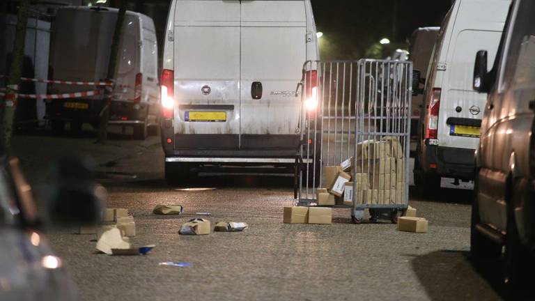 De bestelbus waarmee de daders naar het 'plaats delict' waren gereden (foto: Bart Meesters/Meesters Multi Media).