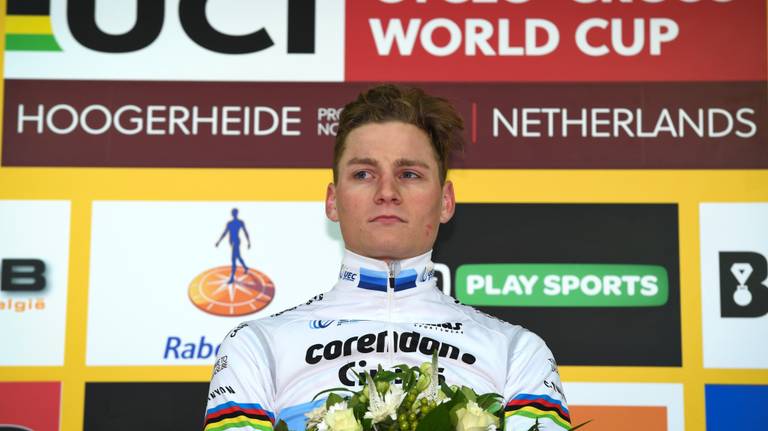 Bloemen voor Mathieu van der Poel (foto: VI Images).