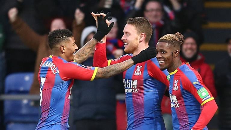 Van Aanholt feliciteert doelpuntenmaker Wickham (Foto: VI Images)