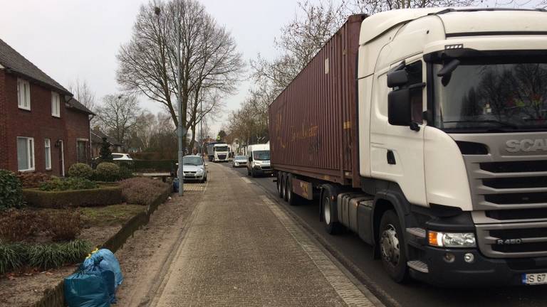 Vrachtwagens rijden dagelijks dwars door St. Hubert.