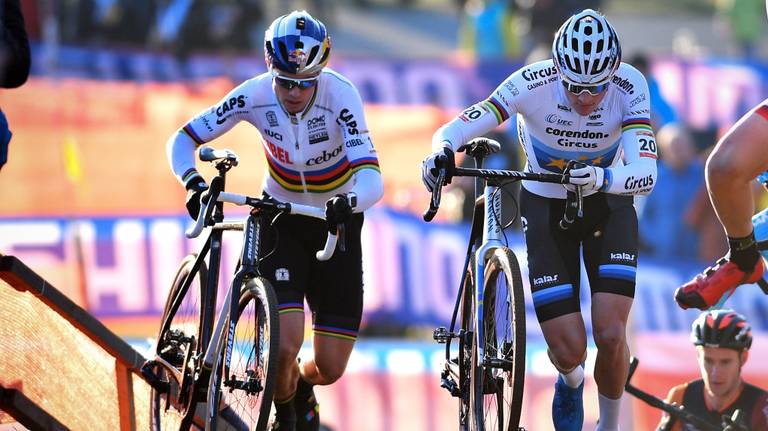 Mathieu van der Poel zij aan zij met zijn rivaal, Wout van Aert pakte de laatste drie wereldtitels (foto: VI Images).