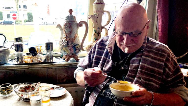 Vaste bezoeker Eddy geniet van zijn soep in de Bredase theesalon, (Foto: Erik Peeters)