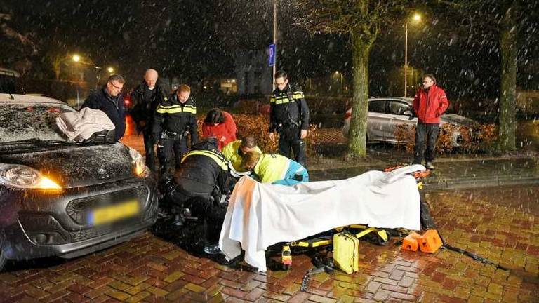 De man werd aangereden door een auto (Foto: Toby de Kort/De Kort Media).