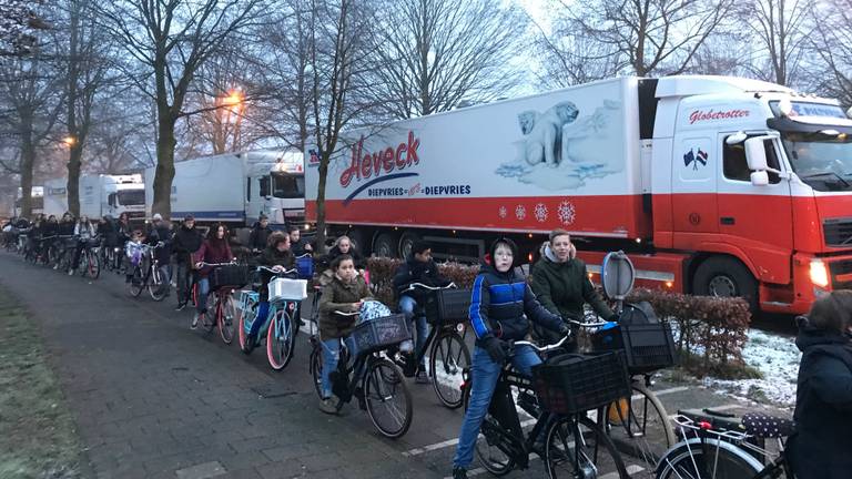 De dichte spoorbomen veroorzaakten een lange file in Oisterwijk. (Foto: Ilse Schoenmakers)