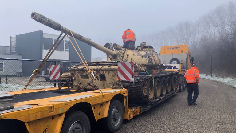 De tank komt aan in Grave.