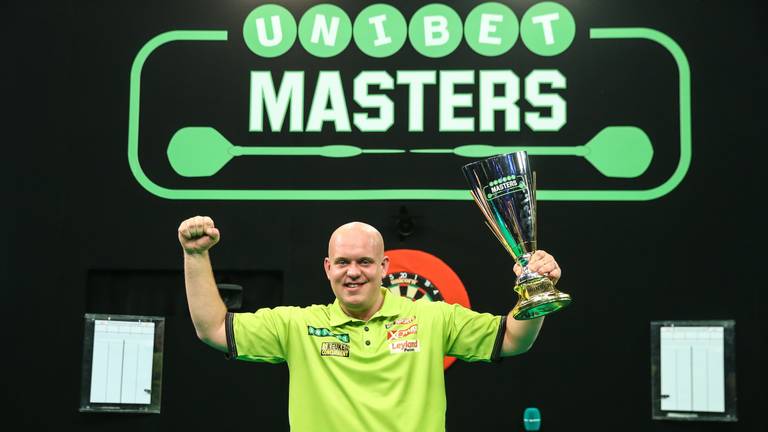 Michael van Gerwen met één van zijn vier Masters-bekers (foto: VI Images).