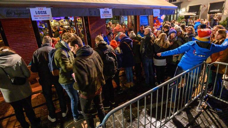 Een enorme rij voor de kaartverkoop van Klûntocht in Breda (Foto: Tom van der Put, SQ Vision Mediaprodukties).