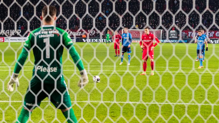 FC Twente kreeg een penalty in de wedstrijd tegen Helmond Sport. Foto: OrangePictures.