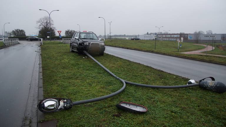 De lantaarnpaal is compleet omver gereden. (Foto: FPMB)