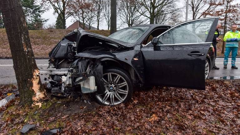 De auto raakte zwaar beschadigd. (Foto: Stuve Fotografie)