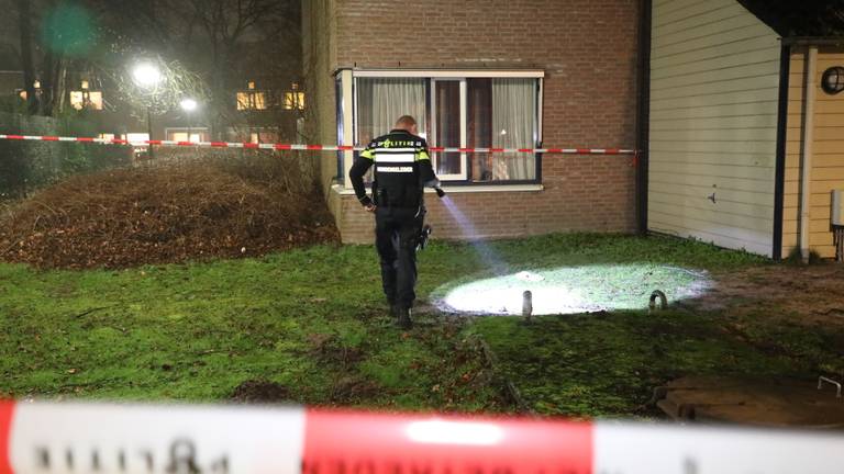 De politie zoekt naar kogelhulzen, later werd een speurhond ingezet. (Foto: Foto Persbureau Midden Brabant)