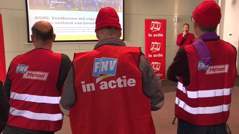 Stakende ASML-medewerkers worden toegesproken door de vakbonden (foto: Raoul Cartens)