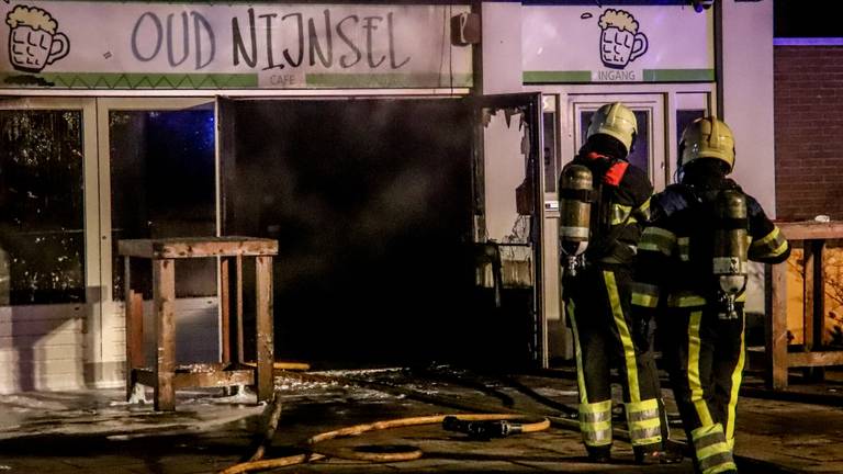 De brandweer bluste het vuur in het eetcafé. (Foto: GinoPress/Danny van Schijndel)