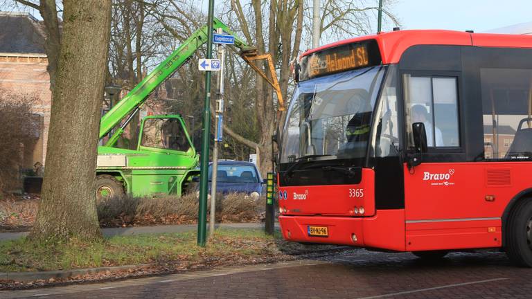 De bus raakte beschadigd. (Foto: 112Nieuwsonline)