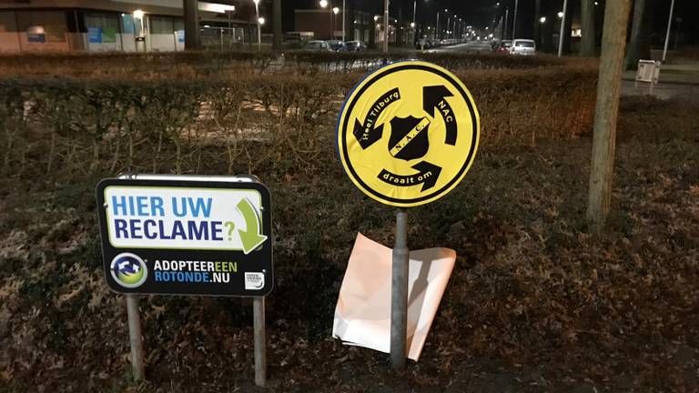 Geel-zwarte borden op rotondes in Tilburg. (Foto: Twitter)