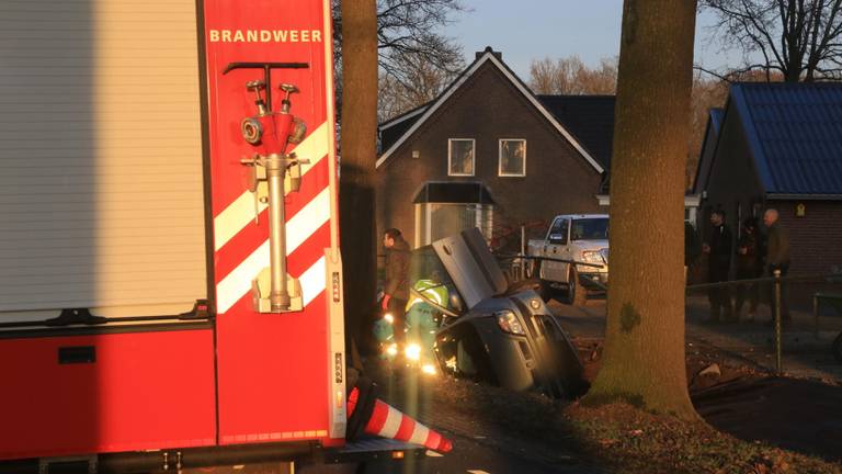 De auto belandde in een sloot. (Foto: Harrie Grijseels)