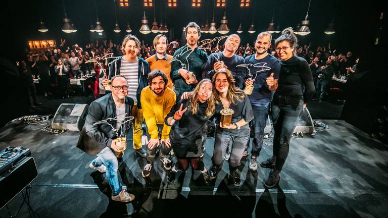 Winnaars Frens Frijs van 013 (bovenste rij, 4e van links) en Gijs de Lauw van de Pul (onderste rij 1e van links) (Foto: Nathan Reinds)