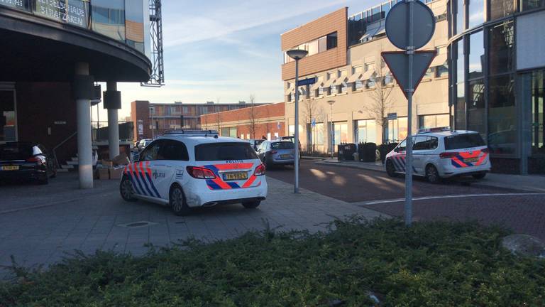 Politie bij het advocatenkantoor. (Foto: Daisy Schalkens)