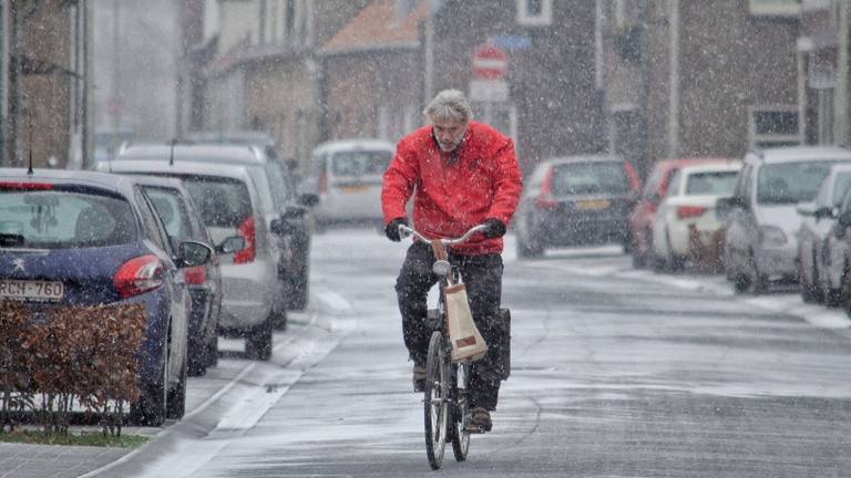 Een man op de fiets door de sneeuw in Breda. (Foto: Toby de Kort/De Kort Media)