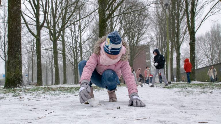 Kinderen van Auris Florant in Tilburg maken sneeuwballen. Foto: Toby de Kort