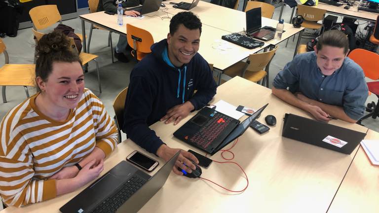 Kim, Justin en Kristian kunnen ondanks de ellende weer een beetje lachen