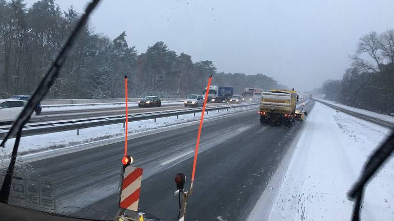 Strooiwagen op pad op de A2 bij Maarheeze (foto: Florian van Velthoven)