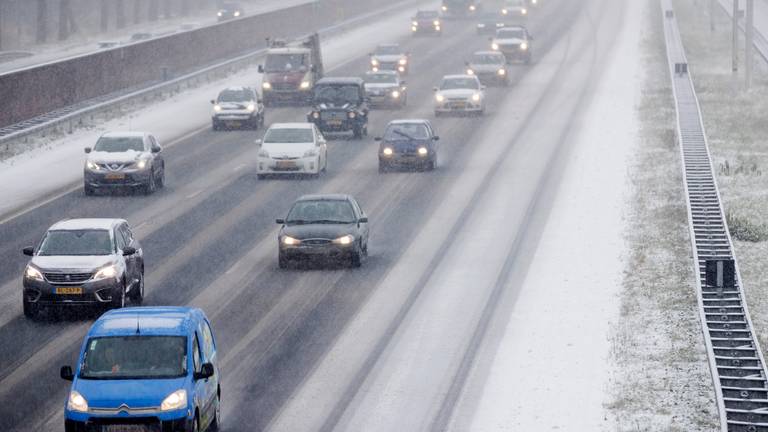 Langzaam rijden in de sneeuw (foto: ANP) 