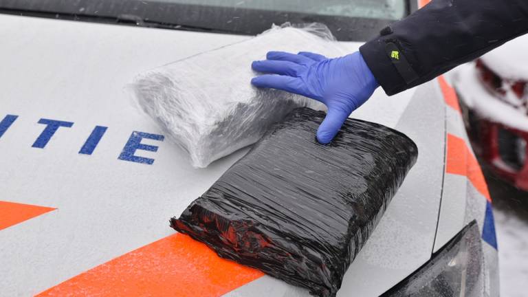 De politie vond 130 kilo gedroogde henneptoppen. (Foto: Toby de Kort/De Kort Media)